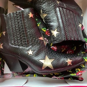 Betsey Johnson Booties- Black with stars
